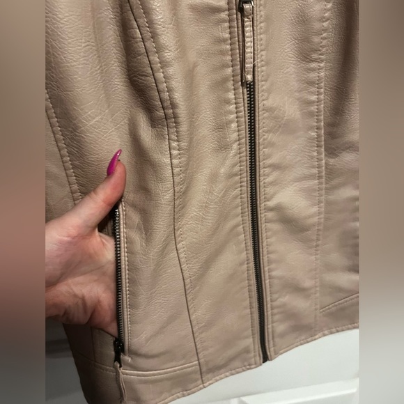 Blush colored Faux leather jacket - Picture 2 of 7